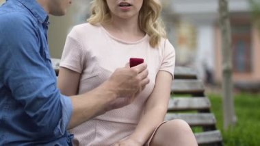 Aşık kız arkadaşına, hayranı reddeden kadın teklif yapma genç adam