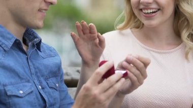 Mutlu erkek alyans sevgili, nişan el koyarak