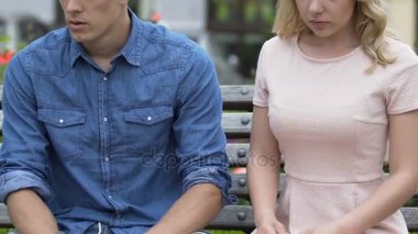 Bir tokat sadakatsiz erkek arkadaşına veren ve çekip kızgın sarışın kız