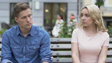 Mutabakat iki genç ve güzel insanlar, kaç sarılma ve öpüşme