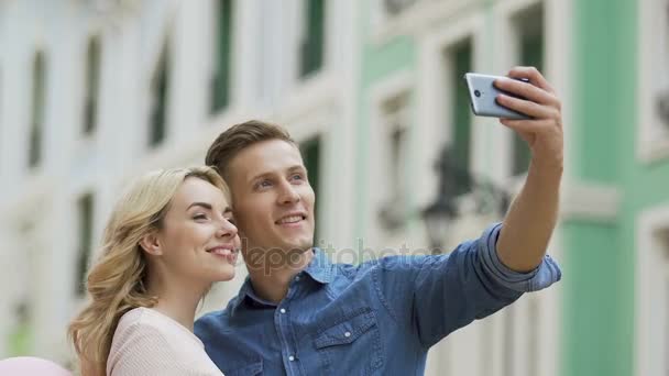 Όμορφο ζευγάρι λήψη selfie και φιλιά πριν από την κάμερα, ρομαντική ημερομηνία, αγάπη — Αρχείο Βίντεο