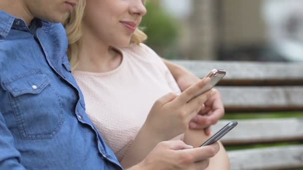 Žena a muž online chatování na smartphone, miniaplikace závislost, Detailní záběr na rukou — Stock video