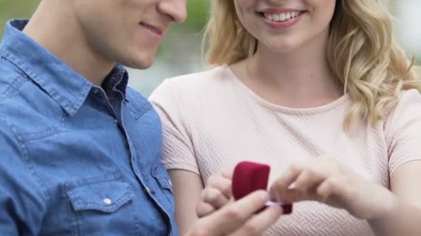 Schöner Mann macht seiner schönen blonden Freundin einen Heiratsantrag, glücklicher Moment — Stockvideo