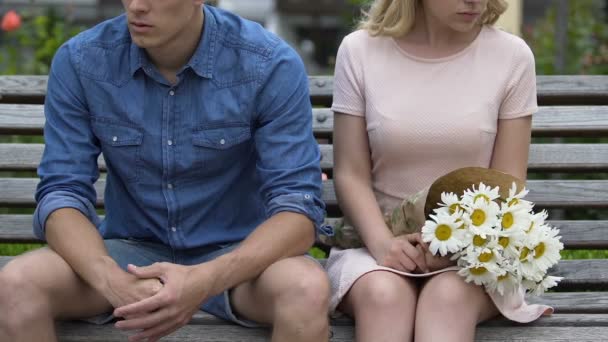 Conflitto tra uomo e donna stressati, ragazza che getta bouquet e se ne va — Video Stock