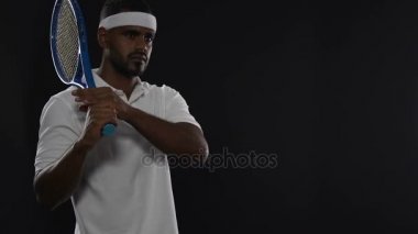 Raket tutarak ve mahkeme, spor, hobi arıyor kendine güvenen tenis oyuncusu