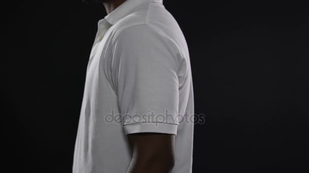 Αρσενικό αθλητής εκμετάλλευση ρακέτα και θέτοντας πριν από κάμερα, διαφήμιση του τένις κλαμπ — Αρχείο Βίντεο