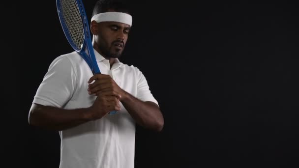 Moe Hispanic tennisser die zijn voorbereiding om te staken van een bal, actieve levensstijl, sport — Stockvideo