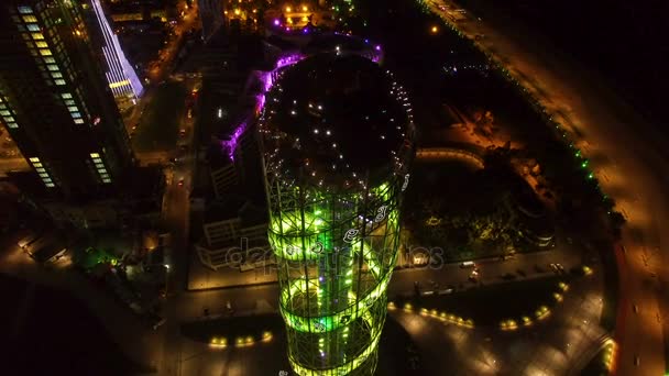 Vista aérea da torre alfabética em Batumi, luzes coloridas cintilantes à noite — Vídeo de Stock