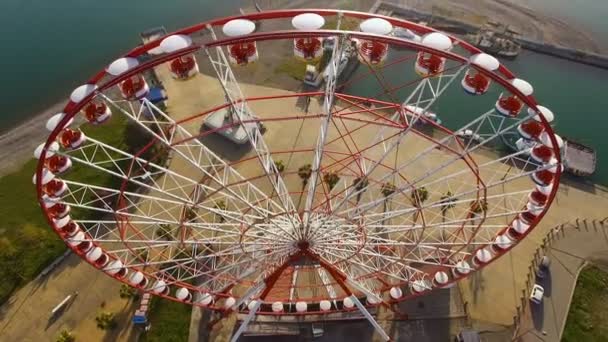 Gentle morning sunlight through metallic construction of Ferry wheel at seaside — Stock Video