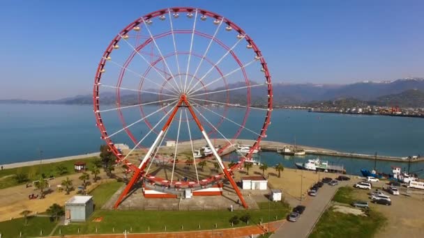 Roda de balsa com vista deslumbrante para o mar, manhã preguiçosa no parque de diversões na Geórgia — Vídeo de Stock