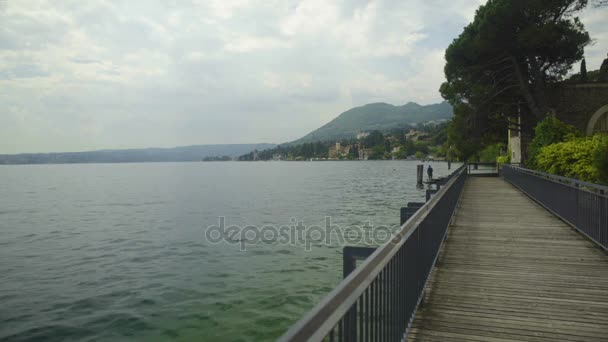 Krásný výhled na dřevěném molu nedaleko jezera Lago di Garda v Itálii, krajina, příroda — Stock video