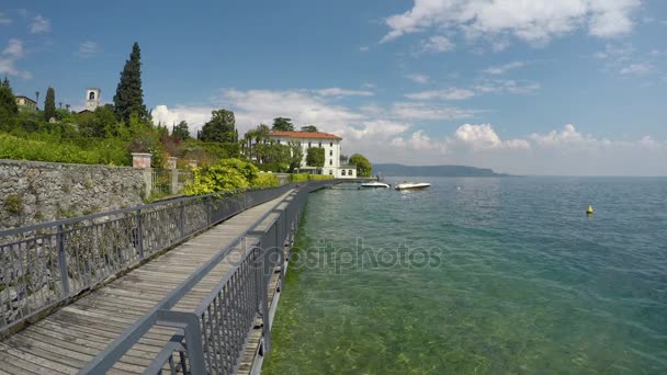 Incredibile vista sul molo e sul lago di Garda in Italia, tempo soleggiato, paesaggio fresco — Video Stock