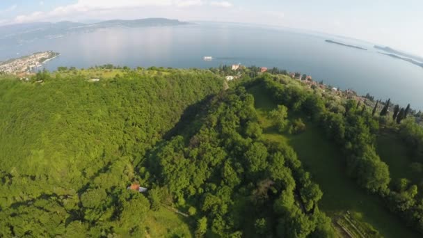 Havadan görünümü İtalya, güzel manzara Garda Gölü üzerinden Monte Baldo dağlar, — Stok video