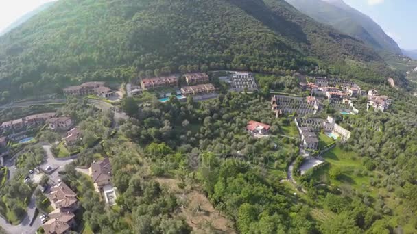 Piękny widok z lotu ptaka na góry Monte Baldo i wiosek, krajobraz — Wideo stockowe