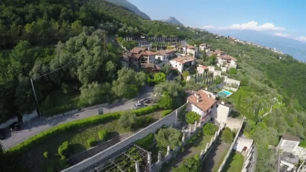 Magnifique photo aérienne de drones de maisons placées sur les montagnes du Monte Baldo en Italie — Video