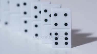 Ağır çekim, zincirleme reaksiyon sembol kişi tarafından aşağı düşen dominos itti