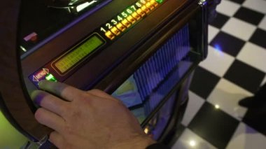 Erkek ziyaretçi seçerek şarkı müzik kutusu ile disklerin büyük değişiklik oynamak için bar