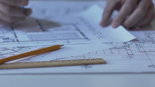 Elinde yeni bina düzen, mimari tasarım bürosu çizim mühendisi — Stok video
