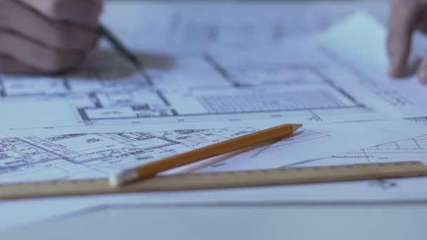 Estudante trabalhando no projeto de construção para concurso, inovações em arquitetura — Vídeo de Stock