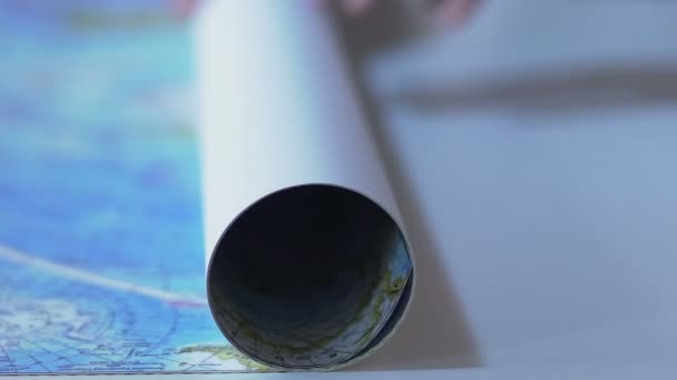 Mappa geografica srotolata a mano del viaggiatore, pianificazione del percorso vacanza, primo piano — Video Stock