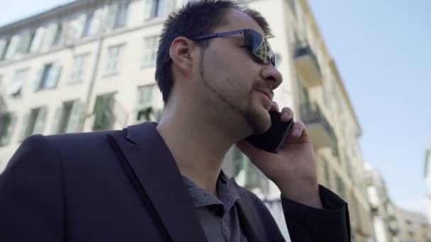 Ύποπτες άνθρωπος μιλώντας πάνω από το τηλέφωνο, μέλος της ομάδας των γκάνγκστερ στην πόλη δρόμο — Αρχείο Βίντεο