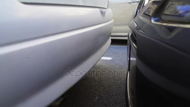 Primer plano del coche golpeando otro auto durante el estacionamiento, daños a la propiedad, seguro — Vídeo de stock