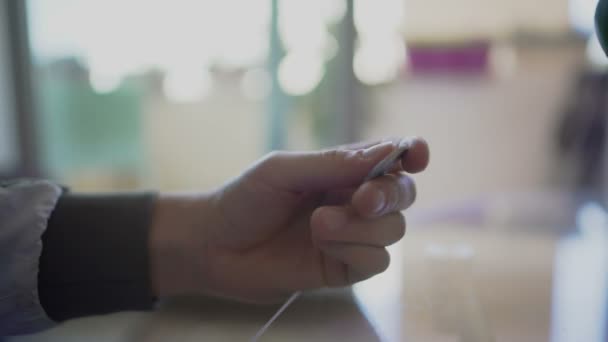 人間の手指が正しい判断を下すためにユーロ硬貨を投げ神経質 — ストック動画