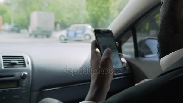 Afro-Amerikan adam röportaj, taksi sürme endişeyle web sayfalarını kaydırma — Stok video