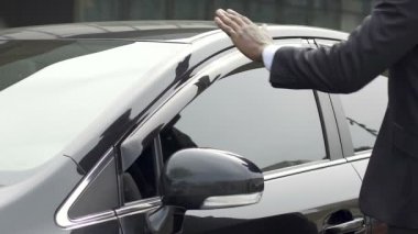 Müzakere için başarılı adamım, lüks arabasında oturan diplomat