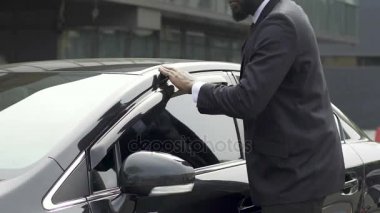 Yeni araba, auto satın alma ile mutlu silerek pahalı iş takım elbiseli adam