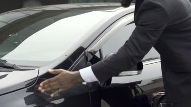 Adam olmak, cennet hizmeti ile memnun onun lüks araba tozdan silme