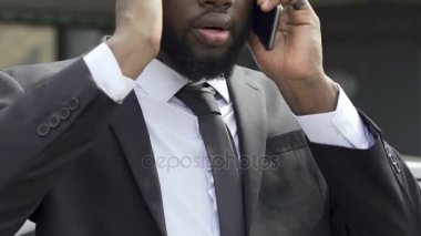 Telefon sohbet, ilgili kötü haberler, stresli iş kızmaya işadamı