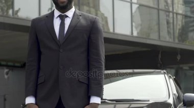 Ulaşım hizmetleri sunan gülümseyen Afro-Amerikan taksi şoförü reklam