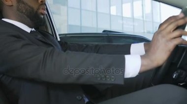 Esneme ve direksiyon simidi, trafik sıkışıklığı, stres şaşırıp kalmış üstünde parmak davul dostum