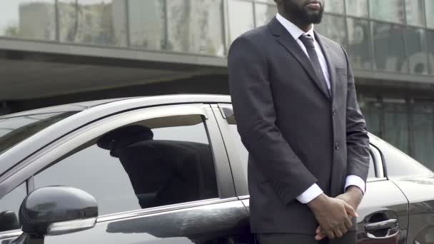 Privat chaufför och livvakt står nära bil väntar rika VIP-klient — Stockvideo