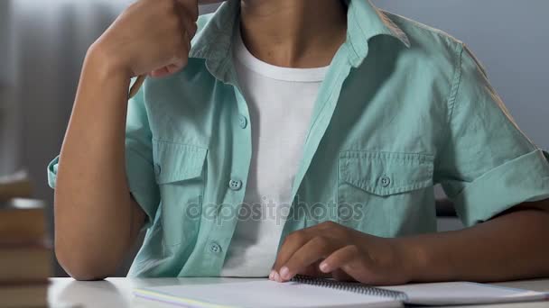 Biracial jongen doen thuis toewijzing, zijwaarts op zoek willen buiten spelen — Stockvideo