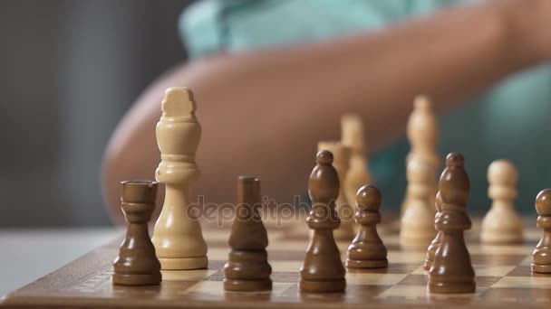 Klein biracial kind verplaatsen chess cijfers, ontwikkelen van logica vaardigheden, rente — Stockvideo