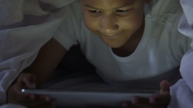 Tablet alma ile örtünün altına sürpriz, yalan çocuk Noel hediyesi seçmek