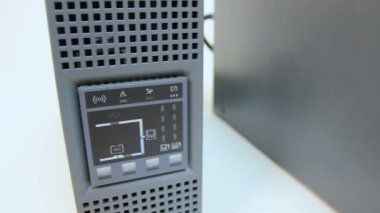 İki gri Ups makine, acil durum güç kaynağı, yedek pil önden görünümü