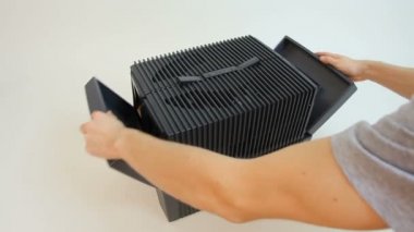 Basınçlı hava kurutma makinesi, açılış adam beyaz prefilter kartuş gösteren