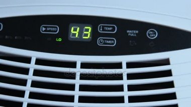 Erkek el bir evaporatif nemlendirici, iklim kontrolü ayarları ayarlama