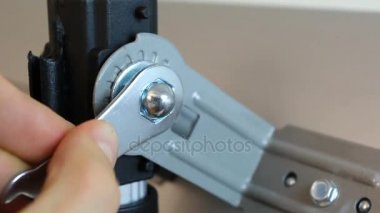 Somun fastener altıgen cırcır anahtar ile sıkma eller Close-Up