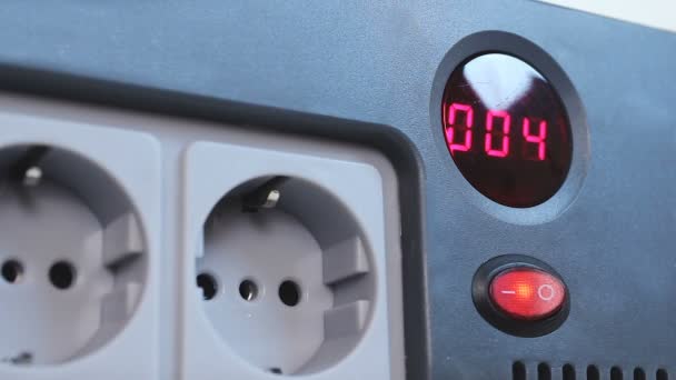 Електричний таймер, що підраховується до загальної напруги електрики, роз'єми живлення змінного струму — стокове відео