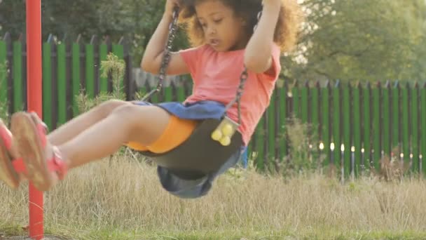 Despreocupadas hermanas grandes y pequeñas balanceándose en el patio trasero, felices vacaciones de verano — Vídeos de Stock