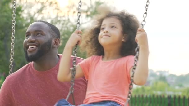 Feliz hija y papá balanceándose en el patio y saludando a mamá, familia — Vídeos de Stock