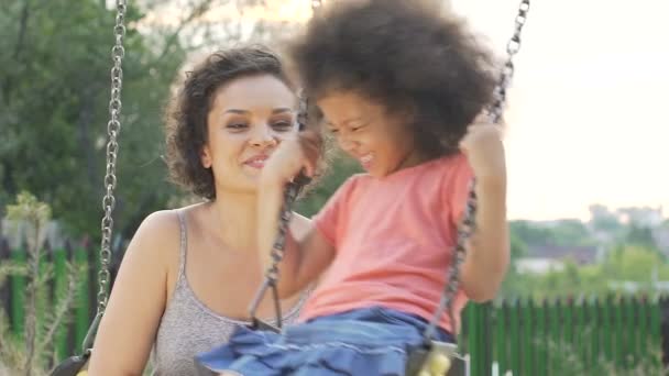 Kindermädchen bewundert aufrichtiges Lachen und echte Freude des kleinen Mädchens auf Schaukel, Slow-mo — Stockvideo