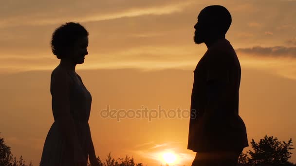 Silhouetten zweier liebevoller Herzen, die sich die Hände reichen, um einander zu begegnen — Stockvideo