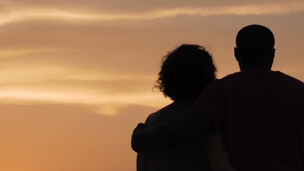 Молодая супружеская пара обнимается и мечтает о счастливом семейном будущем. — стоковое видео