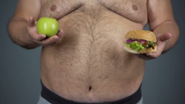 Fettleibige Männer entscheiden sich für ungesunde Ernährung, Übergewicht, Cholesterin — Stockvideo