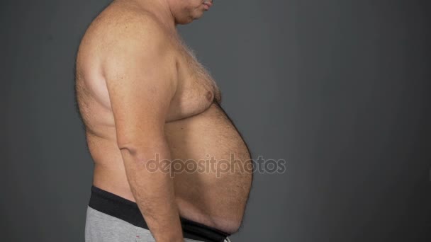 Hombre deprimido con barriga gorda que desea perder peso, adicción a la comida poco saludable — Vídeos de Stock